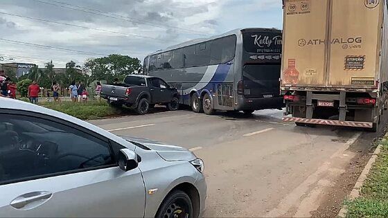 Caminhonete e ônibus se envolvem em acidente na BR-163 em Nova Mutum/MT